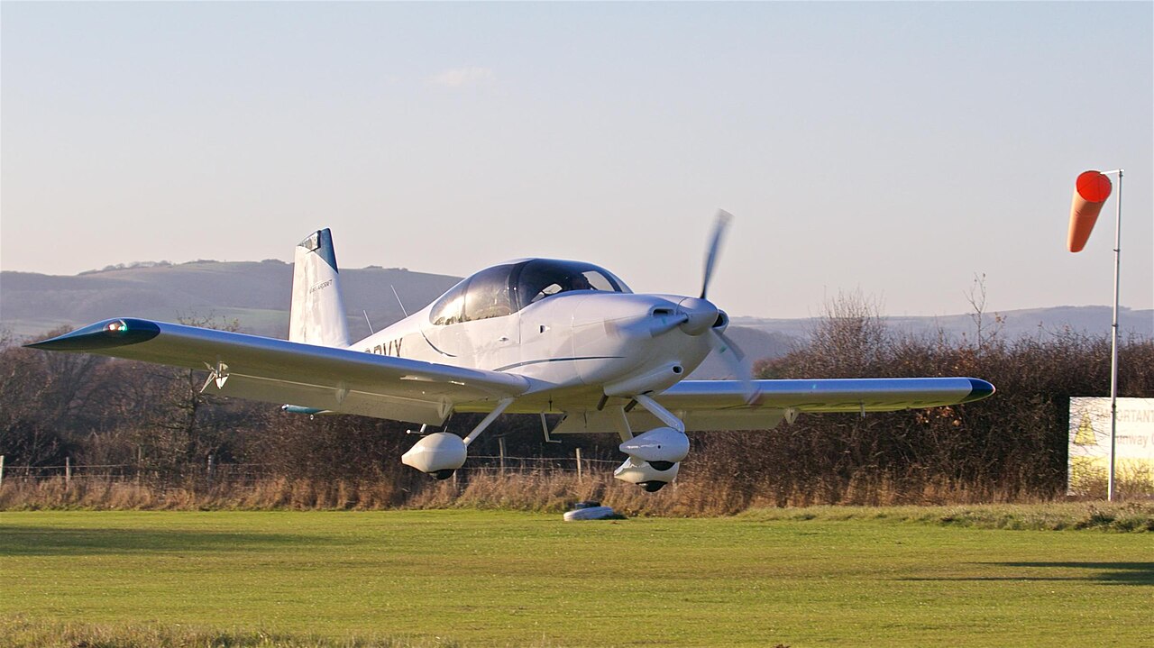 RV-10 Landing on a Grass Strip in the UK